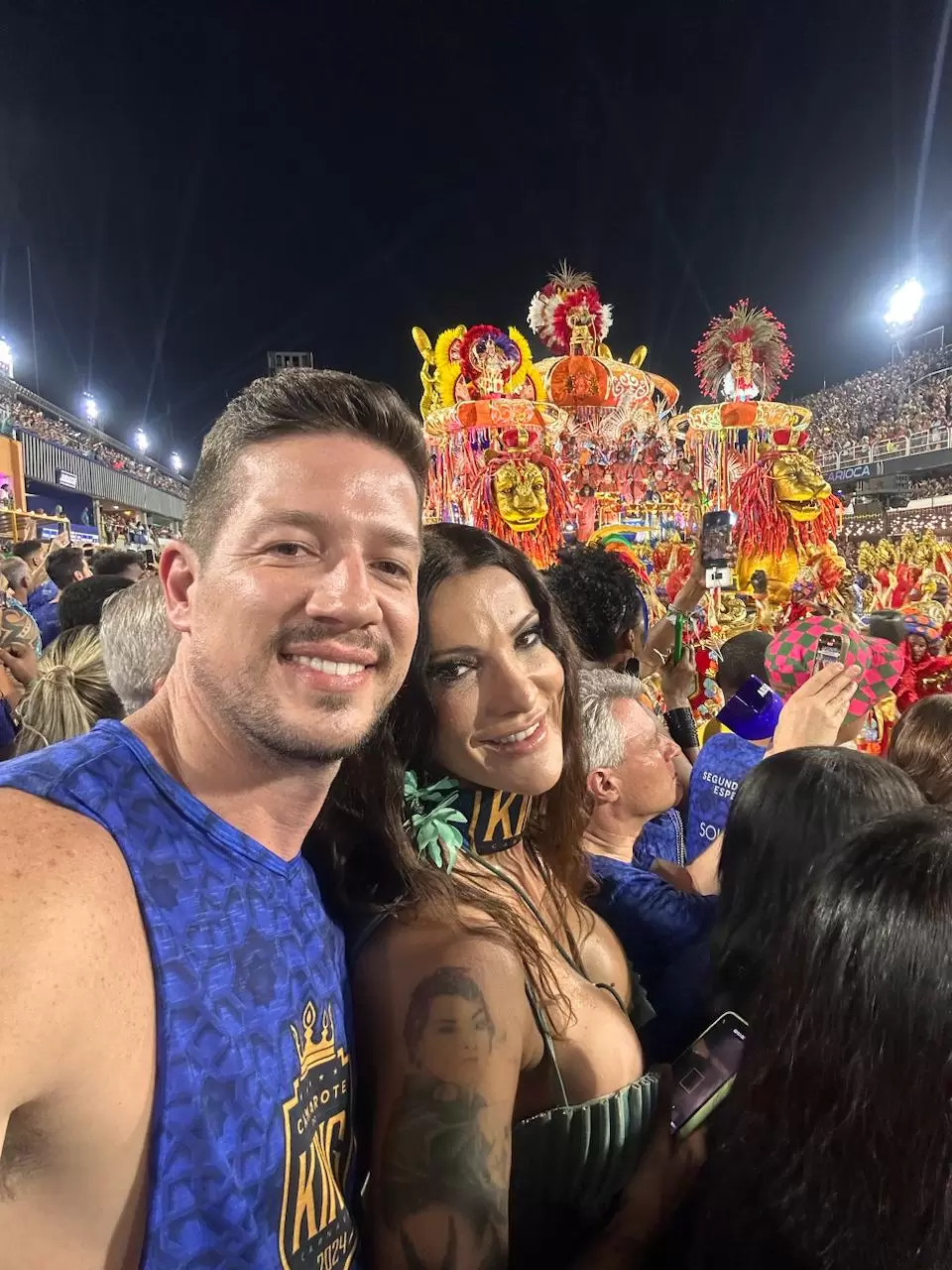 Família catarinense, que esteve em reality da Netflix, curte o carnaval em camarote na Sapucaí